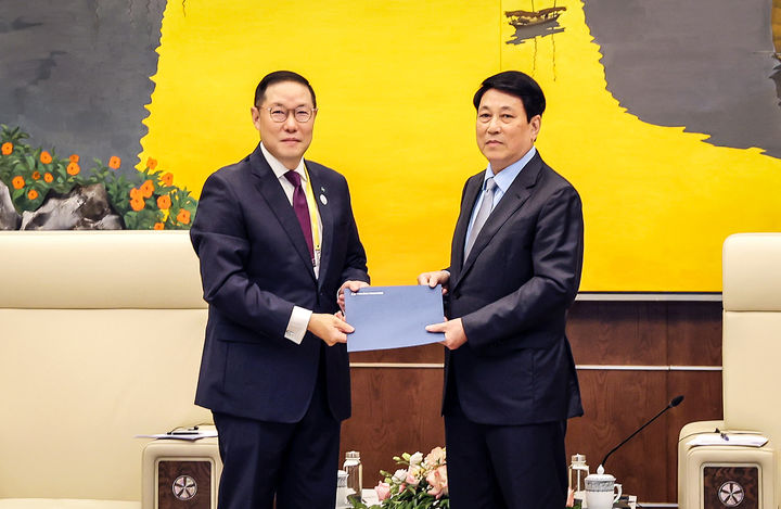 [서울=뉴시스] 조현상 HS효성 부회장이 15일 베트남 하이퐁에서 르엉 끄엉(Luong Cuong) 베트남 국가주석을 만나 APEC 공식 초청장을 전달하고 있다. (사진=HS효성 제공) 2025.7.16. photo@newsis.com *재판매 및 DB 금지