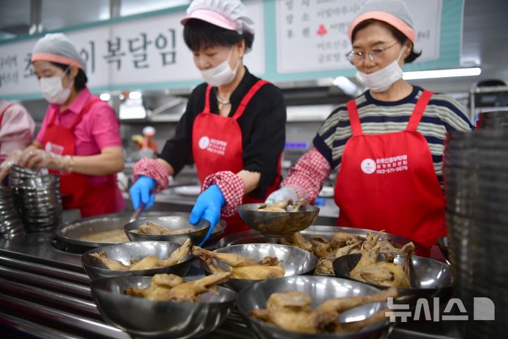 [광주=뉴시스] 이현행 기자= 삼복더위 중 첫 번째인 초복을 앞둔 16일 오전 광주 서구 서빛마루시니어센터에서 자원봉사자들이 삼계탕을 그릇에 옮겨 담고 있다. 2025.07.16. lhh@newsis.com