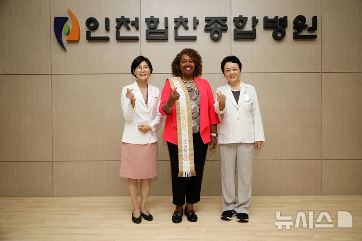 사진설명= 왼쪽부터 상원의료재단 박혜영 이사장, 세계여자의사회 엘라노어 느와디노비 회장, 세계여자의사회 부회장 김봉옥 인천힘찬종합병원장(사진= 힘찬병원 제공)