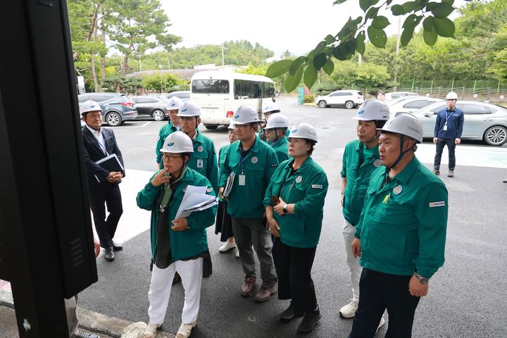 [창녕=뉴시스] 창녕군의회 의원들이 하수처리장 현장점검을 하고 있다. (사진= 창녕군의회 제공) 2025.07.16. photo@newsis.com *재판매 및 DB 금지