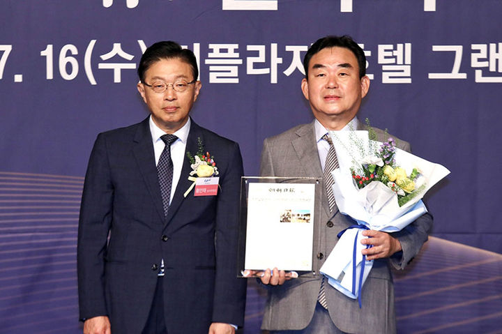 최철규(오른쪽) 강원랜드 대표이사 직무대행이 16일 서울 중구 더플라자호텔 그랜드볼룸에서 열린 ‘2025 한국의 최고경영대상’ 시상식에서 리더십 부문 대상을 수상하고 있다.(사진=강원랜드 제공) *재판매 및 DB 금지