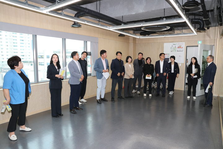 [울산=뉴시스] 16일 울산 남구의회 의원들이 올해 1월 개관한 삼산해솔청소년센터를 방문해 전반적인 운영 현황을 살펴보고 있다. (사진=울산 남구의회 제공) 2025.07.16. photo@newsis.com *재판매 및 DB 금지