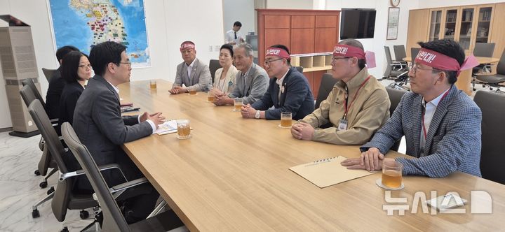 [완주=뉴시스] 유의식 완주군의장을 비롯한 군의원이 16일 세종시 행정안전부를 방문해 완주·전주 행정통합 추진에 대해 '주민 동의 없는 졸속 추진은 명백한 위헌'이라며 반대 입장을 전하고 있다. (사진=완주군의회 제공) 2025.07.16. photo@newsis.com *재판매 및 DB 금지