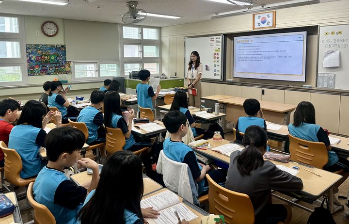 [대구=뉴시스] 대구 달서구 청소년상담복지센터는 한샘초등학교 8학급과 남부초등학교 4학급을 대상으로 디지털미디어 과의존 예방 집단상담을 운영했다. (사진=대구 달서구 청소년상담복지센터 제공) 2025.07.16. photo@newsis.com *재판매 및 DB 금지