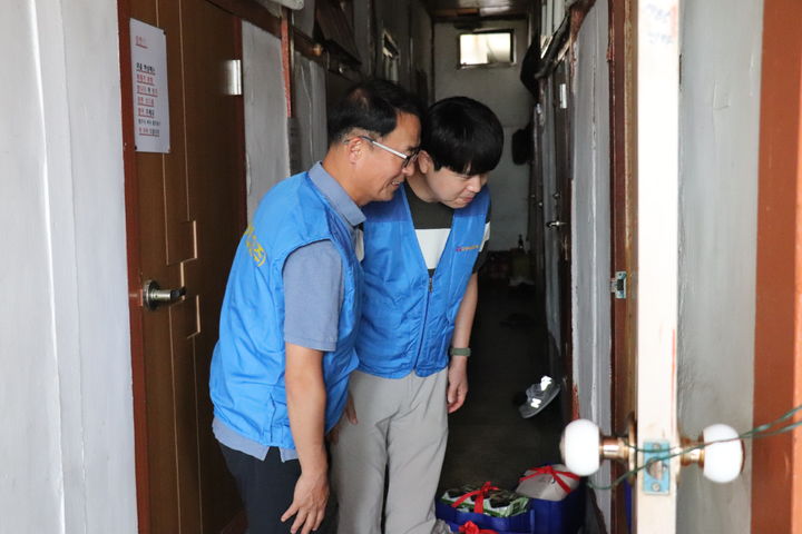 [대구=뉴시스] 대성에너지는 16일 중구 서성로 쪽방상담소 행복나눔의 집을 찾아 올해 혹서기 쪽방주민 무더위 극복 긴급지원금 300만원과 냉방물품, 건강식 키트를 전달했다. (사진=대성에너지 제공) 2025.07.16. photo@newsis.com *재판매 및 DB 금지