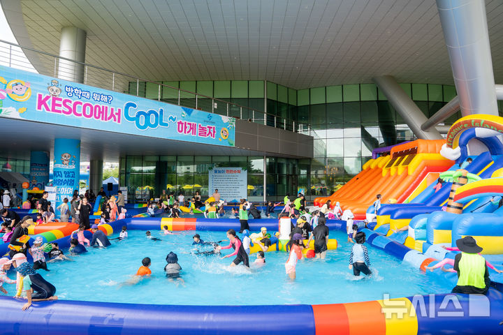 [전주=뉴시스]윤난슬 기자 = 공사는 오는 29~31일 본사 앞마당에서 지역주민을 위한 물놀이 축제 'KESCO 썸머페스타'를 연다고 16일 밝혔다. (사진=전기안전공사 제공) photo@newsis.com