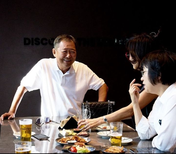 [서울=뉴시스] 김정완(왼쪽) 매일홀딩스 회장이 삿포로 프리미엄 비어 스탠드 매장을 방문했다. 김선희 부회장(오른쪽) 등이 동석했다. (사진=김정완 회장 SNS 캡처) *재판매 및 DB 금지