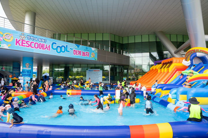 [세종=뉴시스]지난해 전북 완주군 한국전기안전공사 본사 앞마당에서 진행된 2024 썸머페스타를 방문한 주민들이 물놀이를 하고 있다. (사진=한국전기안전공사 제공) *재판매 및 DB 금지