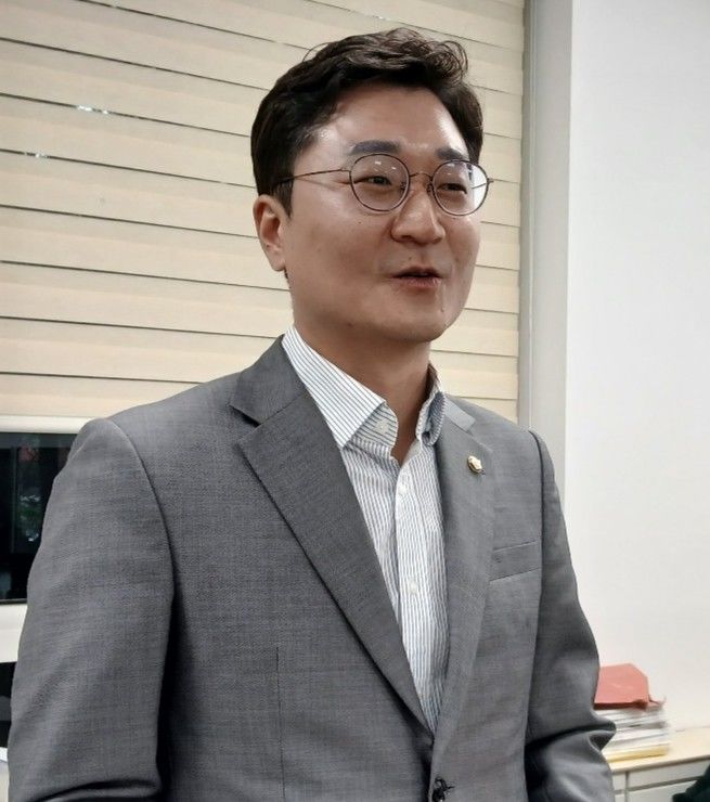 [대전=뉴시스] 조명휘 기자 = 장철민(대전 동구) 더불어민주당 국회의원이 16일 오후 대전시의회 기자실에서 회견을 열고 대전시가 매년 8월 개최하는 '0시축제' 전면 재검토를 요구하고 있다. 2025.07.16. joemedia@newsis.com *재판매 및 DB 금지