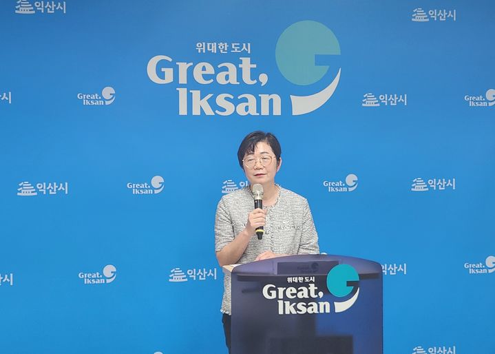 정례 브리핑하는 나은정 익산시 복지국장 (사진=익산시 제공) *재판매 및 DB 금지