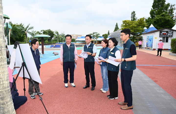 [울산=뉴시스] 구미현 기자 = 울산 중구의회 행정자치위원회는 16일 제275회 중구의회 임시회 기간 중 중구 동천물놀이장과 우정물놀이장을 찾아 보수공사 현황을 점검하고 개장 준비 과정을 살펴봤다. photo@newsis.com *재판매 및 DB 금지