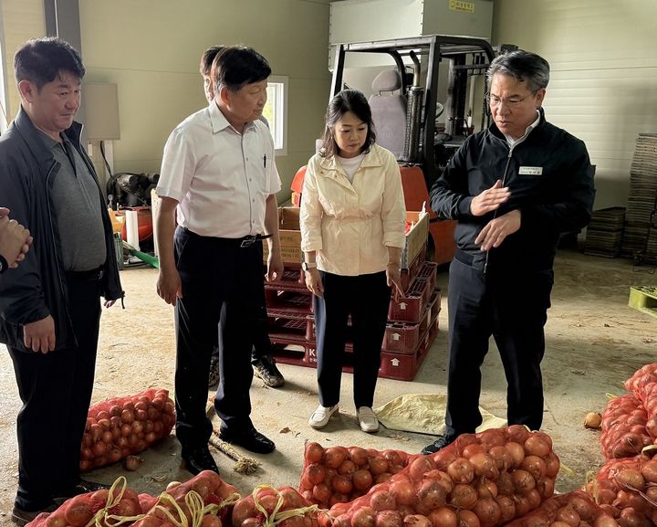 [세종=뉴시스] 농협경제지주는 박서홍 농업경제대표이사가 전날(15일) 경기 고양시 신도농협(조합장 홍성규) 관내 군납 농가를 방문해 부대 공급 품목의 작황과 출하동향을 점검했다고 16일 밝혔다. (사진=농협 제공) 2025.07.16. photo@newsis.com *재판매 및 DB 금지