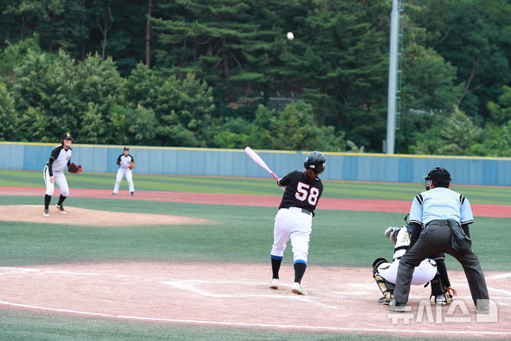 [울진=뉴시스] 지난 2024년 경북 울진 야구장에서 개최된 전국 여자 야구대회 경기 모습. (사진=울진군 제공) 2025.07.16. photo@newsis.com