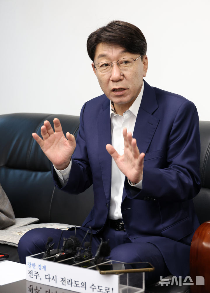 [전주=뉴시스]윤난슬 기자 = 우범기 전주시장은 16일 시청 브리핑룸에서 차담회를 열고 "유희태 완주군수와 조건 없이 만나겠다"며 "행정구역 통합 문제는 주민들의 뜻이 가장 중요한 만큼 완주군민 누구라도 찾아가 만나 다양한 의견을 듣겠다"고 밝혔다. (사진=전주시 제공) 2025.07.16. photo@newsis.com 