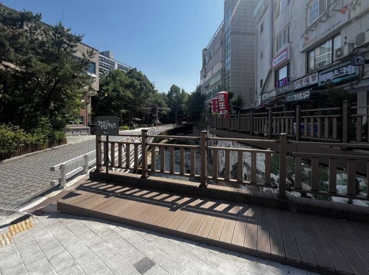 [서울=뉴시스] 방학천 초입 새로 조성된 산책(데크)길. 2025.07.16. (사진=도봉구 제공) *재판매 및 DB 금지