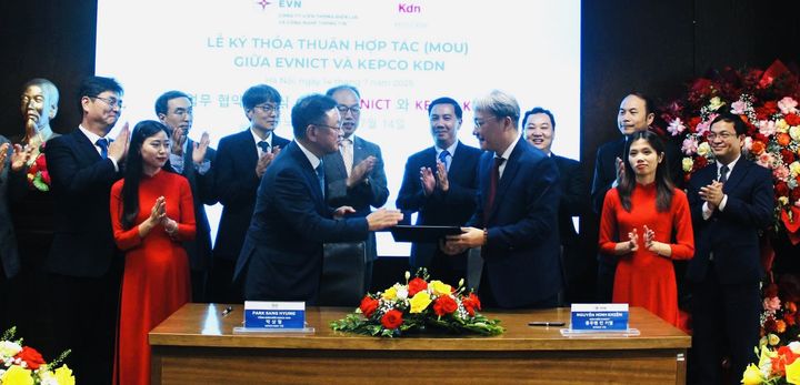 [세종=뉴시스]박상형 한전KDN 사장과 응우엔 민 키엠 EVNICT 대표(왼쪽부터)가 협약서를 교환하고 있다.(사진=한전KDN 제공) *재판매 및 DB 금지