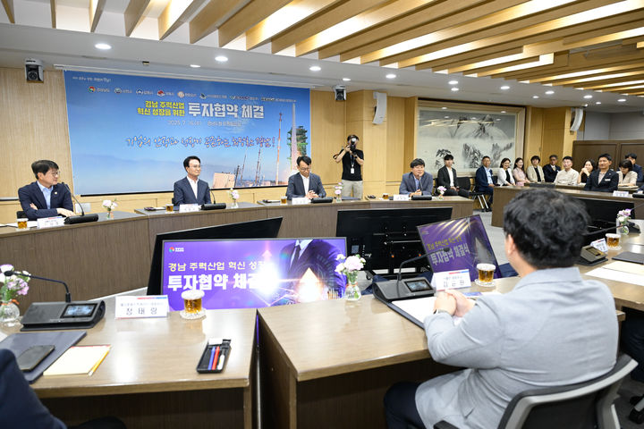 [거제=뉴시스] 신정철 기자= 거제시는 16일, 경남도청 도정회의실에서 경상남도, 한화오션(주), ㈜아레포즈거제가 참여한 가운데 조선산업 고도화 및 거제관광 인프라 확충을 위한 1조 4420억 원 규모의 투자협약을 체결했다.사진은 변광용 거제시장 등이 투자협약을 서명하고 있는 모습.(사진=거제시 제공).2025.07.16. photo@newsis.com *재판매 및 DB 금지
