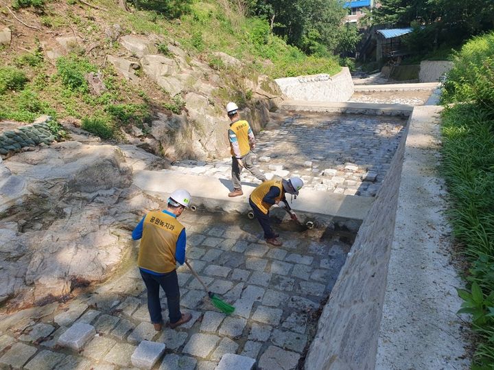 [서울=뉴시스] 중랑구, 구민 안전을 위한 산사태 예방 사업. 2025.07.16. (사진=중랑구 제공) *재판매 및 DB 금지