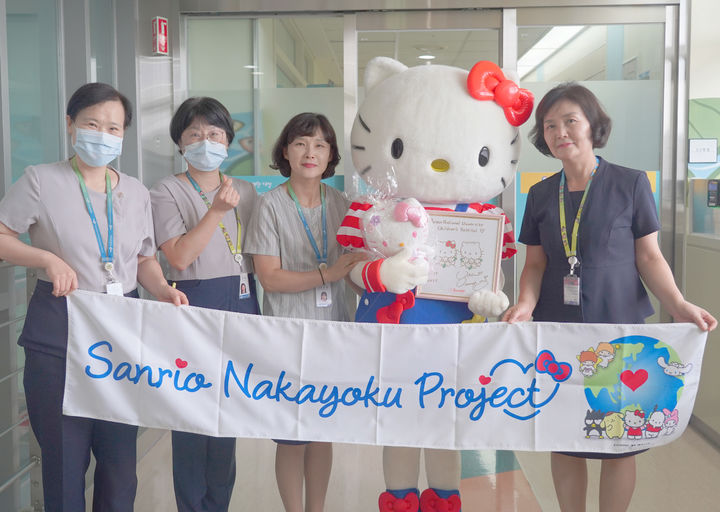 [양산=뉴시스] 어린이 환자들에게 희망과 위로를 전하기 위한 Sanrio Character Aid 행사를 하고 있다. (사진=양산부산대병원 제공) 2025.07.16. photo@newsis.com *재판매 및 DB 금지