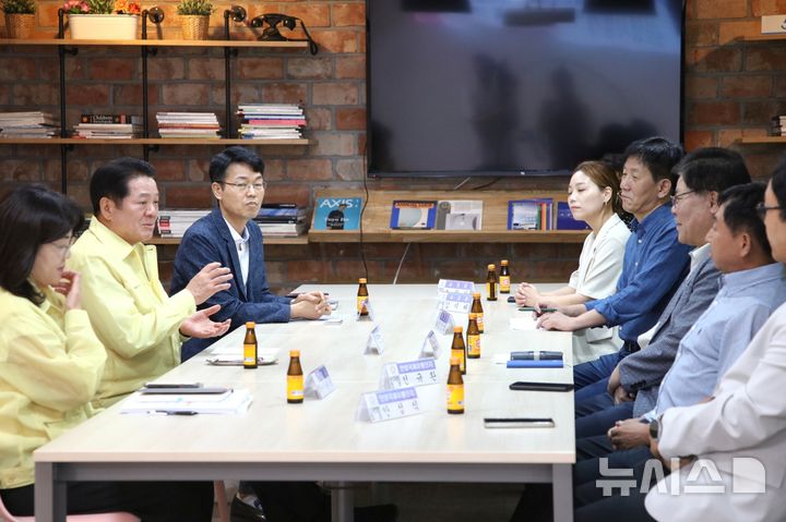 [안양=뉴시스] 최대호 시장(사진 왼쪽 가운데)과 안양국제유통단지·샤크존 상인대표들이 지역 화폐 가맹점 등록을 놓고 간담회를 하고 있다. (사진-=안양시 제공).2025.07.16.photo@newsis.com *재판매 및 DB 금지