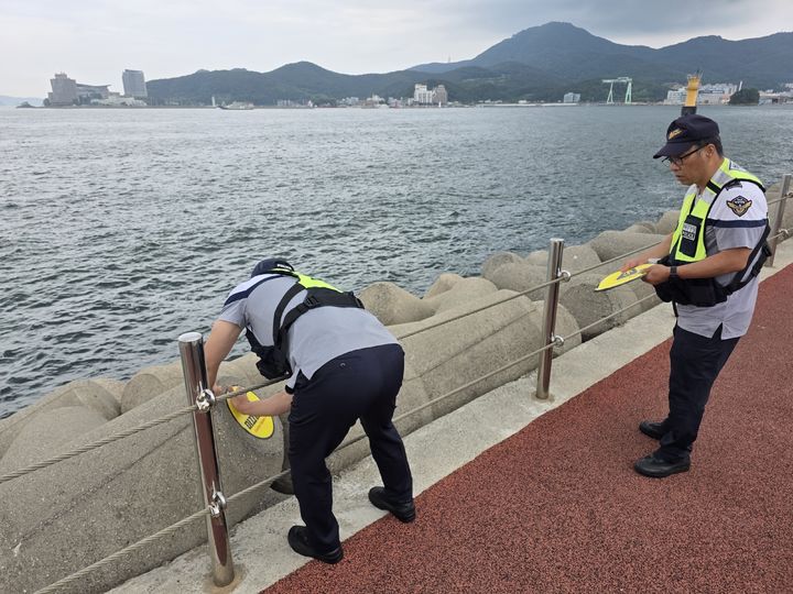 [통영=뉴시스] 신정철 기자= 통영해양경찰서(서장 박현용)는 16일, 연안 안전점검 주간(7월 셋째주)을 맞아 관내 위험지역에 안전 스티커를 부착하여 해양안전문화 확산에 나섰다. 사진은 통영해양경찰서 직원들이 관내 방파제, 테트라포드, 갯바위 등 안전사고 위험지역을 중심으로 유형별 위험경고 안전 스티커를 부착하고 있는 모습.(사진=통영헤경 제공).2025.07.16. photo@newsis.com *재판매 및 DB 금지