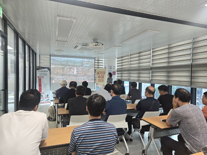 [양산=뉴시스] 현장면접에 앞서 참여기업인 삼흥열처리 기업설명회를 진행하고 있다(김해고용센터 제공). (사진=양산시 제공) 2025.07.16. photo@newsis.com *재판매 및 DB 금지