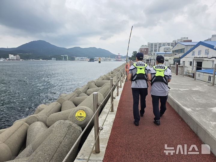 [통영=뉴시스] 신정철 기자= 통영해양경찰서는 16일, 연안 안전점검 주간(7월 셋째주)을 맞아 관내 위험지역에 안전 스티커를 부착하여 해양안전문화 확산에 나섰다. 사진은 방파제 테트라포드에 부착된 위험경고 안전 스티커 부착 모습.(사진=통영헤경 제공).2025.07.16. photo@newsis.com *재판매 및 DB 금지