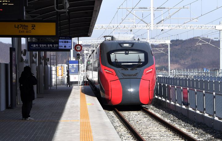  [군위=뉴시스] 군위역에 열차가 들어오고 있다. (사진=군위군 제공) 2025.07.16. photo@newsis.com *재판매 및 DB 금지