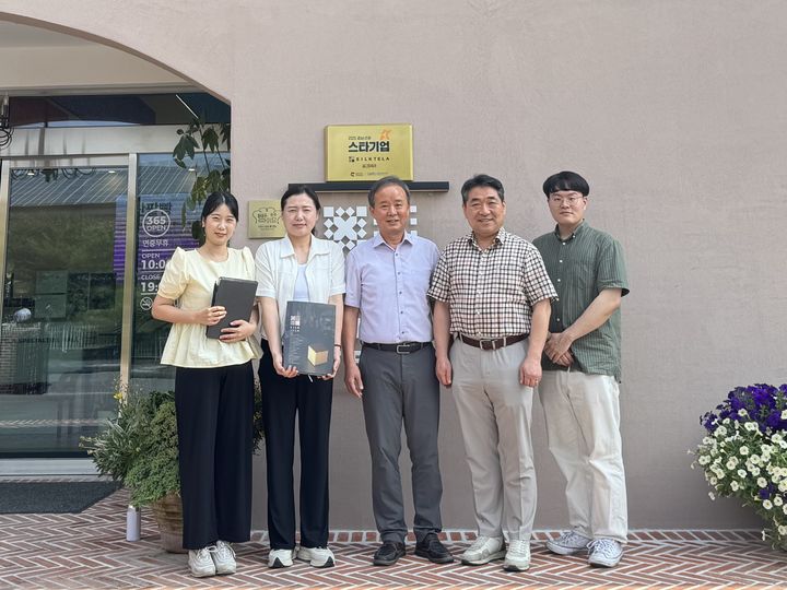 [진주=뉴시스]경남농업기술원과 실크테라 업무협약.(사진=경남농업기술원 제공).2025.07.16.photo@newsis.com *재판매 및 DB 금지