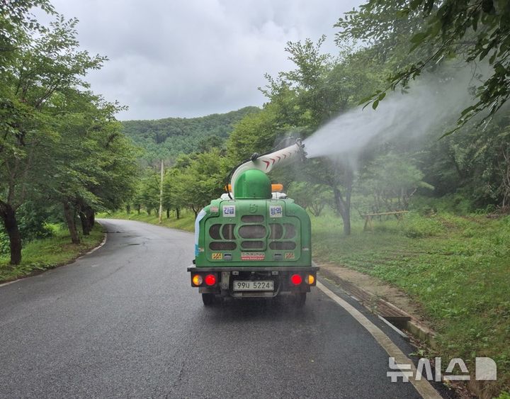 [경기광주=뉴시스] 광주시가 군부대와 말라리아 예방 위한 합동 방역을 실시하고 있다 (사진=광주시 제공) 2025.07.16.photo@newsis.com