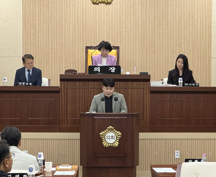 [대구=뉴시스] 정재익 기자 = 안평훈 대구 동구의원이 16일 열린 대구 동구의회 제345회 임시회 제2차 본회의에서 5분 발언을 진행하고 있다. 2025.07.16. jjikk@newsis.com *재판매 및 DB 금지