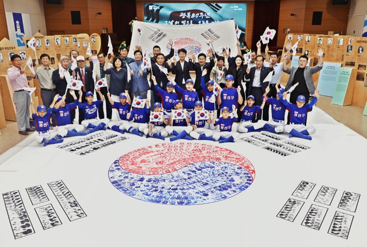 [수원=뉴시스] 손도장 태극기. (사진=권선구 제공) 2025.07.16. photo@newsis.com *재판매 및 DB 금지