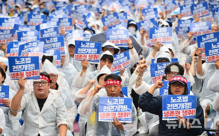 [청주=뉴시스] 서주영 기자 = 민주노총 충북본부가 16일 충북도청 서문 앞 도로에서 총파업대회를 열고 노동자의 기본권 보장을 요구하고 있다. 2025.07.16. juyeong@newsis.com