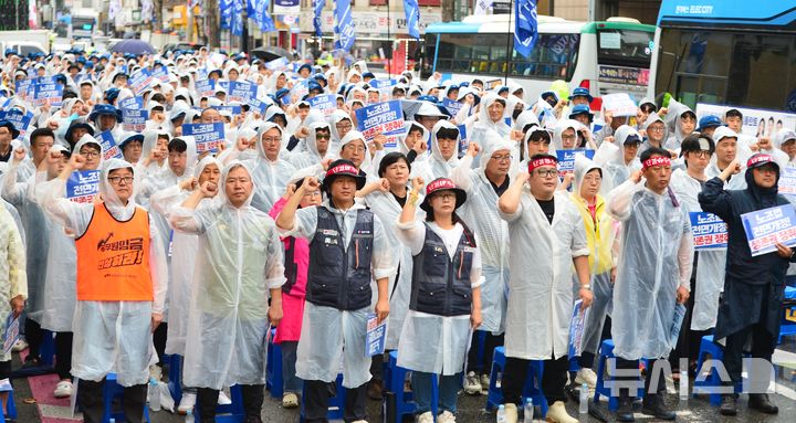 [청주=뉴시스] 서주영 기자 = 민주노총 충북본부가 16일 충북도청 서문 앞 도로에서 총파업대회를 열고 노동자의 기본권 보장을 요구하고 있다. 2025.07.16. juyeong@newsis.com