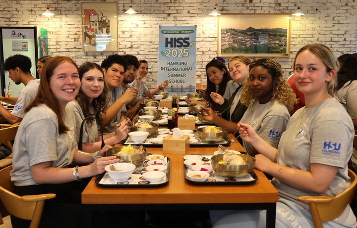 한성대 국제여름학교 참가 유학생들이 삼계탕을 먹고 있다. (사진=한성대 제공) *재판매 및 DB 금지