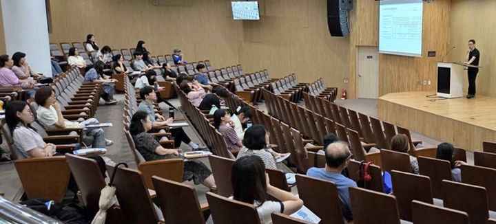 [서울=뉴시스] 김성균 주택도시보증공사(HUG) 전세사기피해자 경공매지원센터 차장이 지난 15일 인천시교육청 소속 교사들을 대상으로 전세사고 피해 예방교육을 하는 모습. 2025.07.16. (사진=HUG 제공) photo@newsis.com  *재판매 및 DB 금지