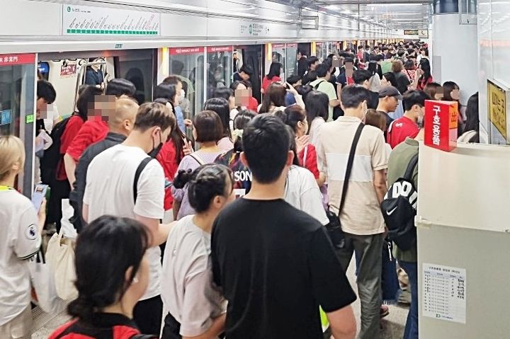 [대전=뉴시스]대전교통공사는 2024년도 0시 축제기간 중 도시철도 이용승객 101만명을 포함한 1억 6천만건의 빅데이터 통행량 분석을 완료했다. 사진은 2024년도 축제기간 중앙로역에서 축제방문 승객 하차 모습. (사진=대전교통공사 제공) 2025. 07. 16 photo@newsis.com *재판매 및 DB 금지