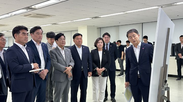 [부산=뉴시스] 국민의힘 부산시당은 16일 해양수산부 임시청사(동구 IM빌딩) 현장을 방문해 지원을 약속했다. (사진=국민의힘 부산시당 제공) 2025.07.16. photo@newsis.com *재판매 및 DB 금지