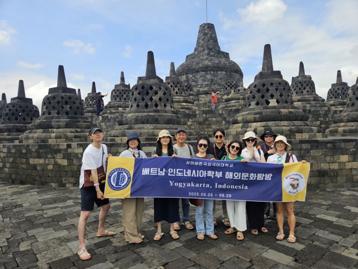 사이버한국외대의 인도네시아 족자카르타 해외문화탐방 참가자들이 기념사진을 촬영하고 있다. (사진=사이버한국외대 제공) *재판매 및 DB 금지