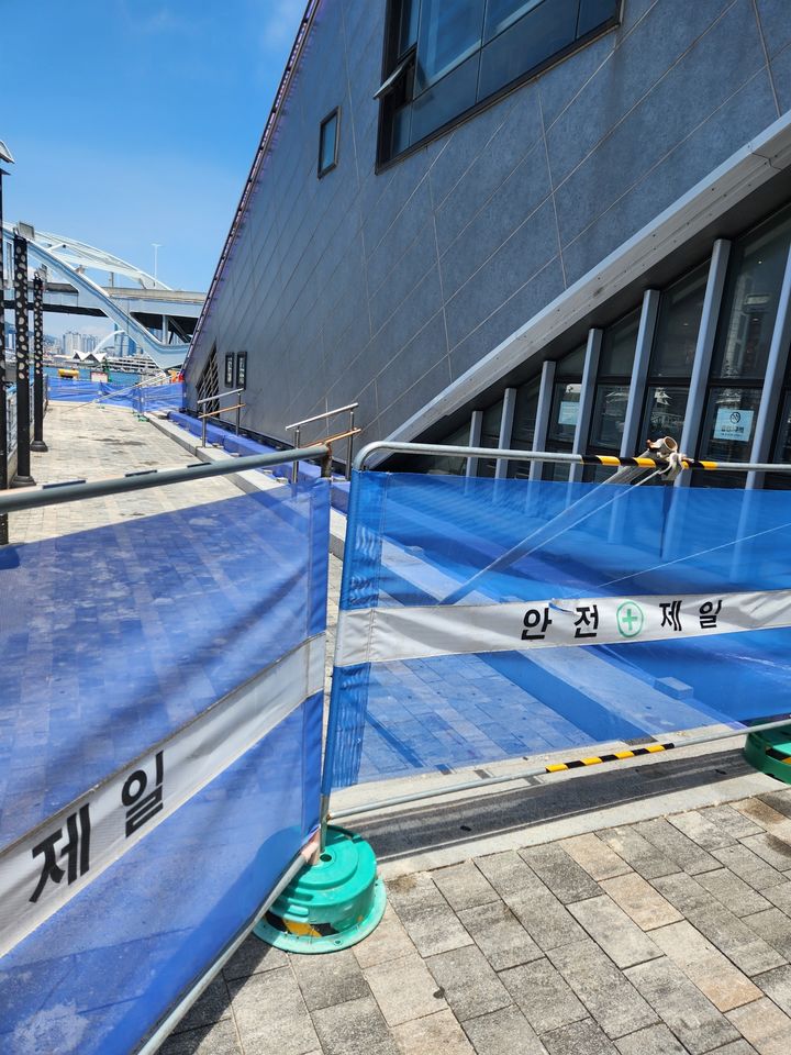 [부산=뉴시스] 영도관광안내센터에 안전펜스가 설치돼 있다. (사진=영도구 제공) 2025.07.16. photo@newsis.com *재판매 및 DB 금지