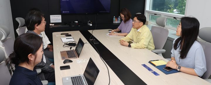 [서울=뉴시스] 강신면 조달청 기술서비스국장(오른쪽 줄 가운데)이 16일 서울 영등포구 소재 AI 기반 지능형 업무 자동화 솔루션 전문기업인 ㈜이든티앤에스를 방문해 AI 기업 지원을 위한 공공조달 체계 개선사항에 대해 논의하고 있다.(사진=조달청 제공) *재판매 및 DB 금지