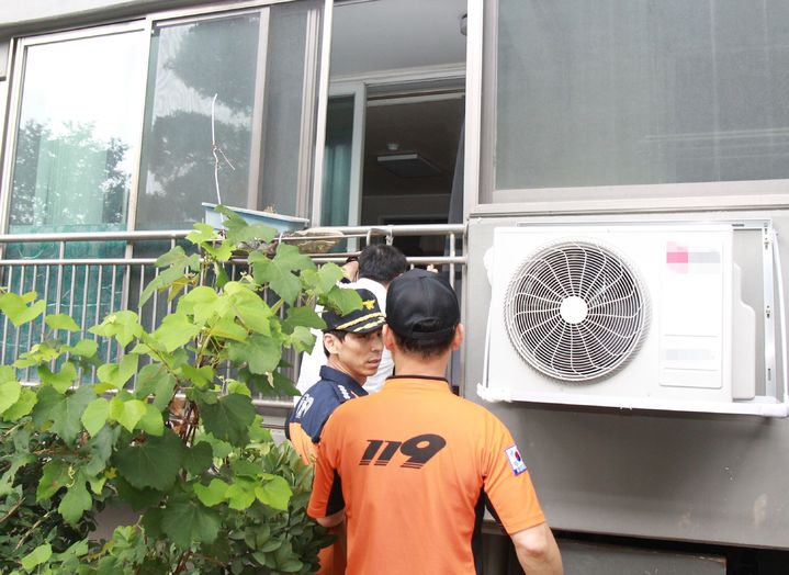 [대전=뉴시스]대전둔산소방서 직원들이 지난 14일 노후 아파트 현장 점검 중 발생한 화재를 초기에 진압해 대형화재를 예방했다. (사진=대전둔산소방서 제공) 2025. 07. 16 photo@newsis.com *재판매 및 DB 금지