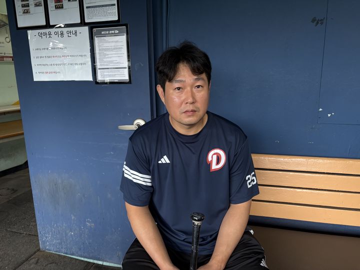 [서울=뉴시스] 신유림 기자 = 프로야구 두산 베어스의 주장 양의지가 16일 서울 잠실구장에서 진행된 올스타 브레이크 훈련 중 더그아웃에서 인터뷰를 진행하고 있다. 2025.07.16. spicy@newsis.com *재판매 및 DB 금지