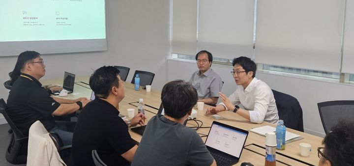 [대전=뉴시스] 전태원 조달청 공정조달국장(오른쪽 줄 첫째)이 16일 경기도 판교에 위치한 AI 전문기업 아이브릭스를 방문하여 조달행정과의 연계 방안에 대해 논의하고 있다.(사진=조달청 제공) *재판매 및 DB 금지