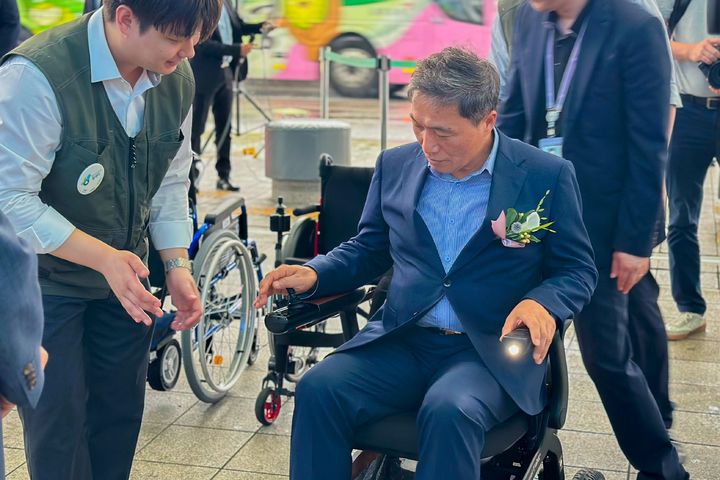 [서울=뉴시스] 이학재 인천공항공사 사장이 17일 인천공항 제1여객터미널에서 열린 ‘전동화 휠체어 대여소 개소식'에서 수동휠체어에 전동키트를 장착한 휠체어를 체험하고 있다. 2025.07.17. (사진=인천공항공사 제공) photo@newsis.com *재판매 및 DB 금지