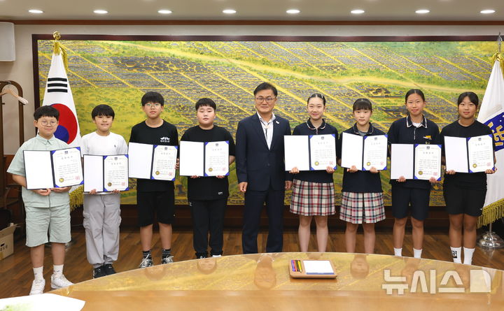 [경주=뉴시스] 경북 경주시는 제54회 전국소년체육대회에서 입상한 지역 학생 8명에게 장학금을 전달했다고 16일 밝혔다. (사진=경주시 제공) 2025.07.16. photo@newsis.com 