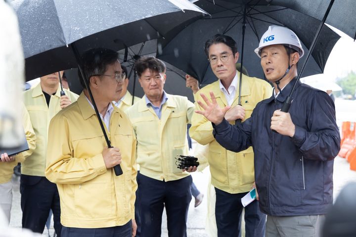 [수원=뉴시스] 김동연 경기도지사가 16일 수원시 팔달구 화산지하차도 공사현장을 점검하고 있다. (사진=경기도 제공) 2025.07.16. photo@newsis.com *재판매 및 DB 금지