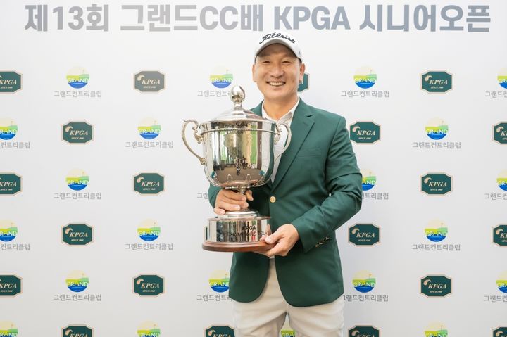 [서울=뉴시스]강천구, KPGA 그랜드CC배 시니어오픈 우승. (사진=KPGA 제공)