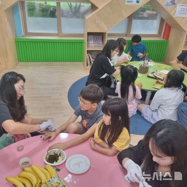 [여주=뉴시스]천남초등학교의 학부모와 함께하는 봉숭아 물들이기(사진=천남초등학교 제공)2025.07.16.photo@newsis.com*재판매 및 DB금지