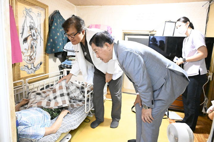 16일 심재국 평창군수가 장기 요양 재택의료센터 시범사업 대상 가정을 방문해 거동이 불편해 병원 방문이 어려운 어르신 가구의 애로사항을 청취하고 있다.(사진=평창군 제공) *재판매 및 DB 금지